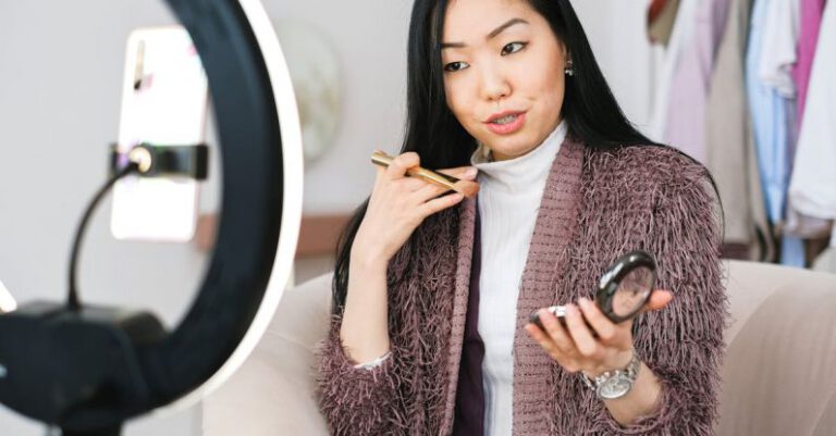 Beauty Tips - Vlogger Applying Makeup and Live Streaming with her Phone